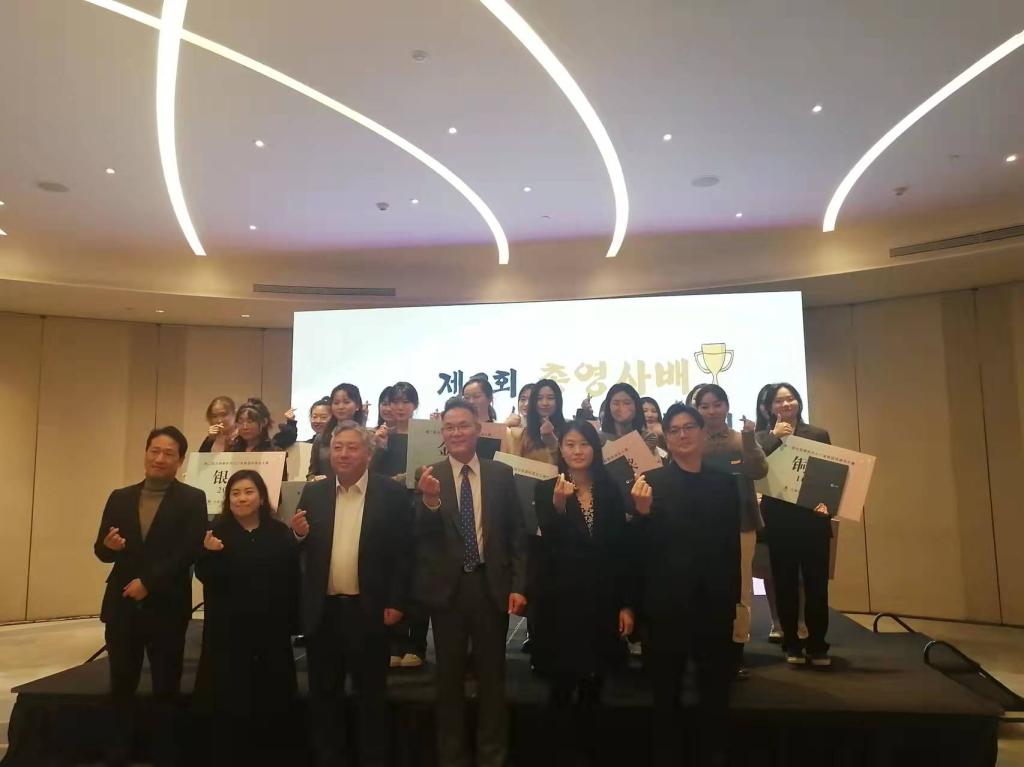 韩国驻西安领事馆总领事金炳权先生与全体参赛人员合影